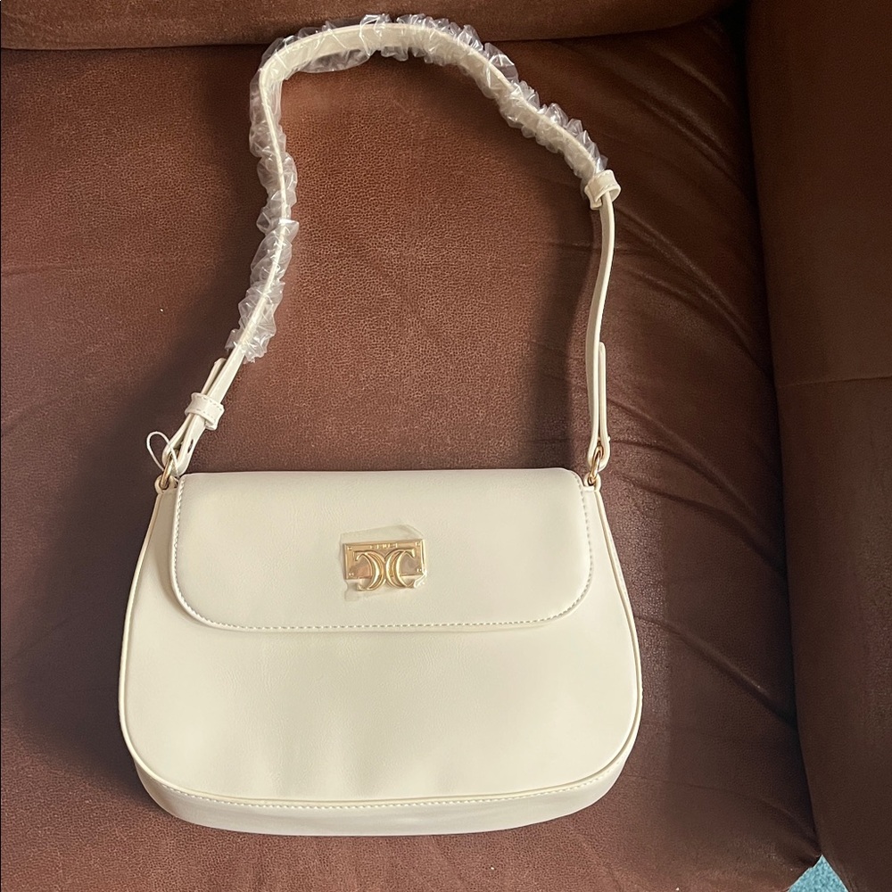 Chic Cream Shoulder Bag with Gold Accent